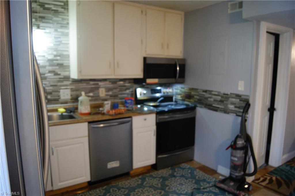 5703 Bramblegate Road Greensboro, NC 27409 - Photo 4 of 22