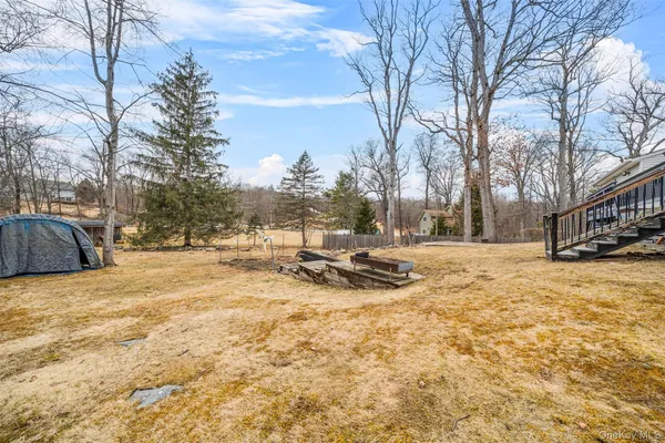 a view of a house with backyard