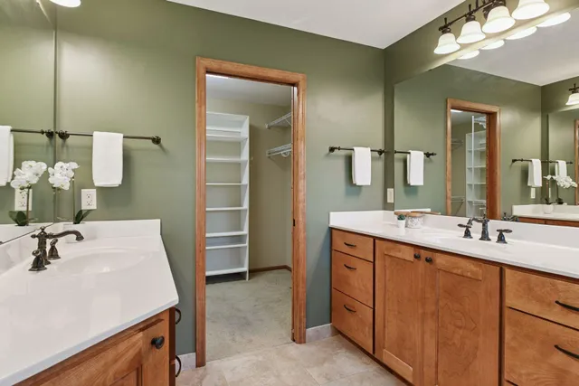 $925,000 | 1646 Isabella Parkway, Chaska, MN 55318