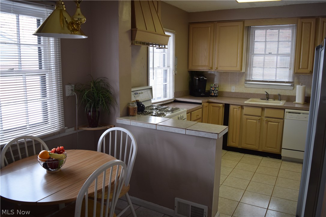 3666 Bainbridge Road Cleveland Heights, OH 44118 - Photo 9 of 30