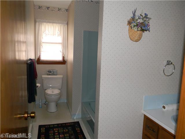 123 Aaron Road Elkin, NC 28621 - Photo 6 of 11 Bath.
