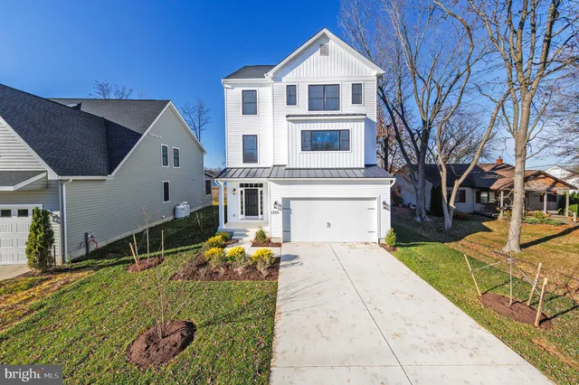 a view of an house with backyard and trees