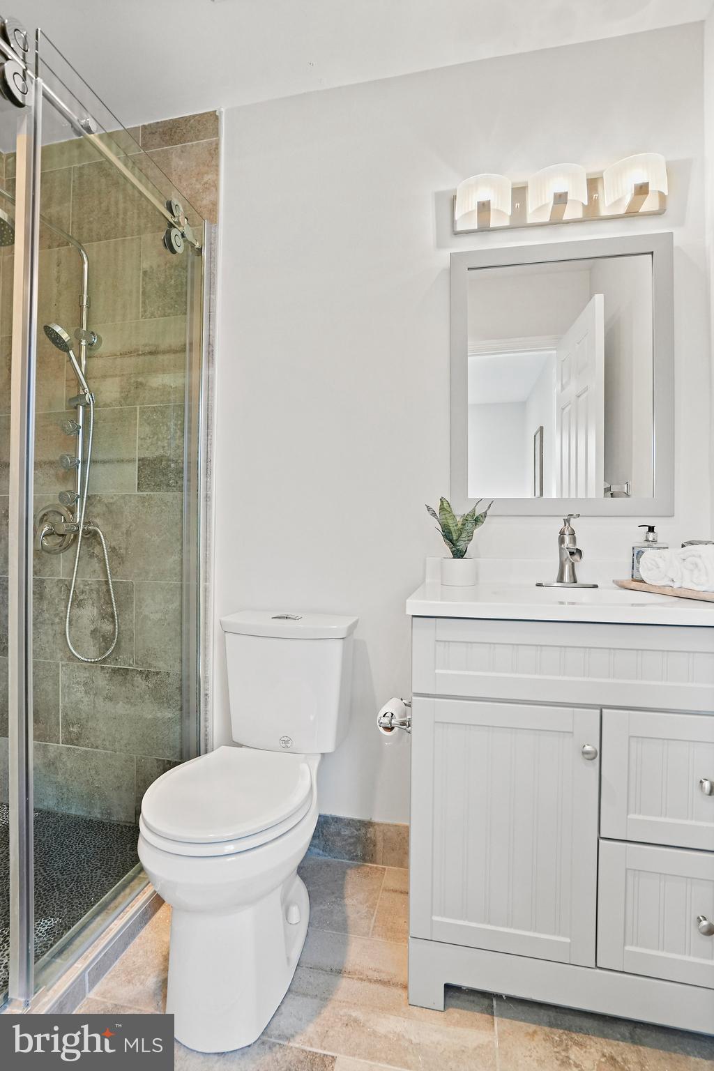 3259 Sutton Place Northwest, Unit A Washington, DC 20016 - Photo 29 of 41 2nd Bedroom Bath
