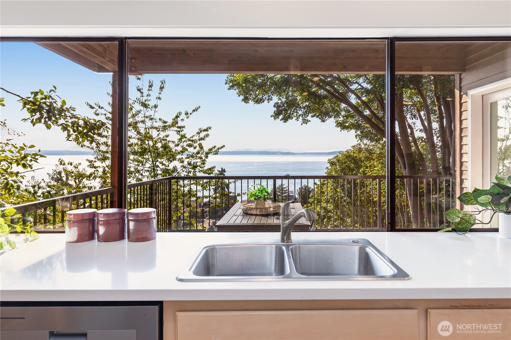 5225 Southwest Jacobsen Road Seattle, WA 98116 - Photo 12 of 36