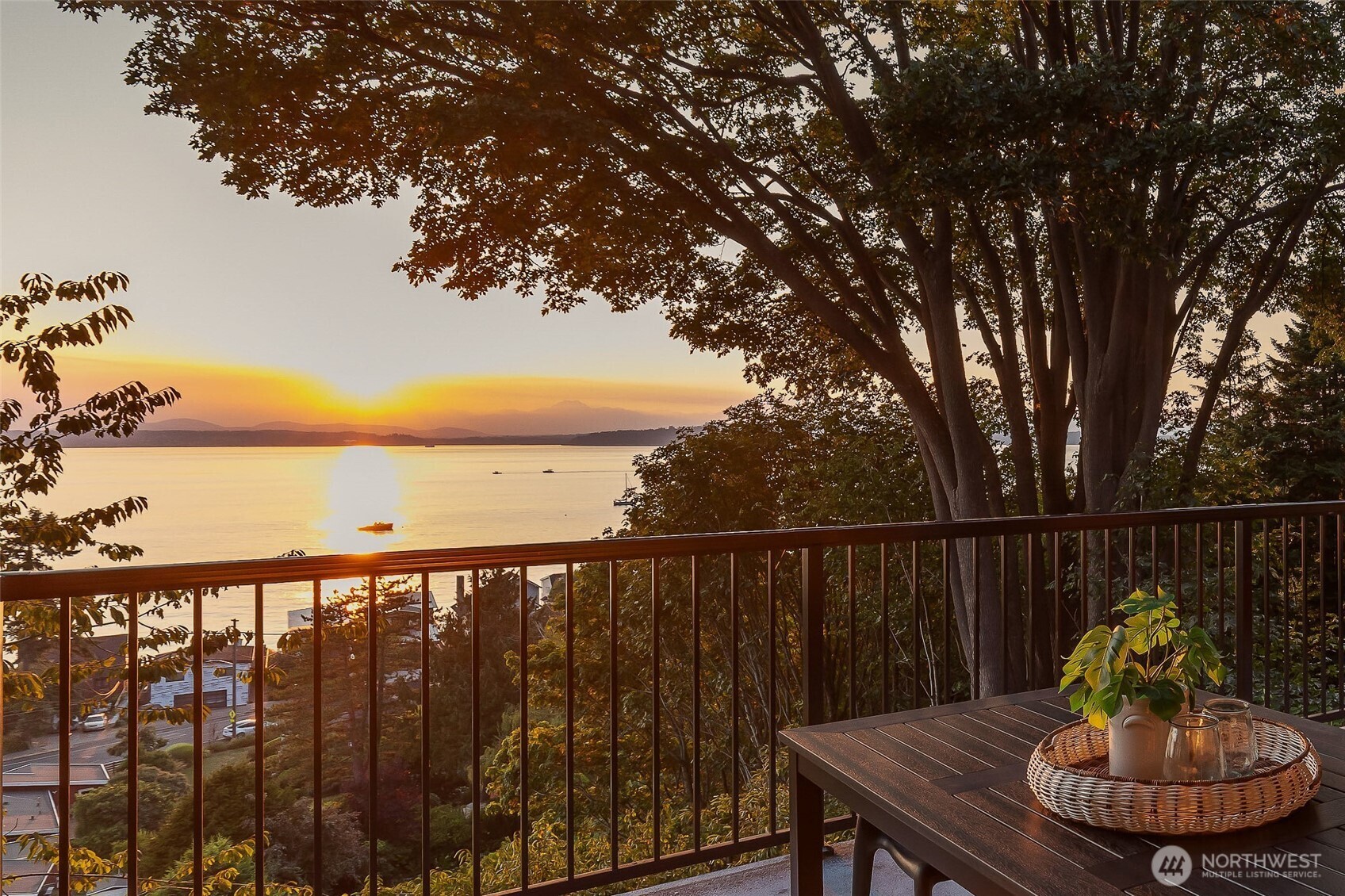 5225 Southwest Jacobsen Road Seattle, WA 98116 - Photo 15 of 36