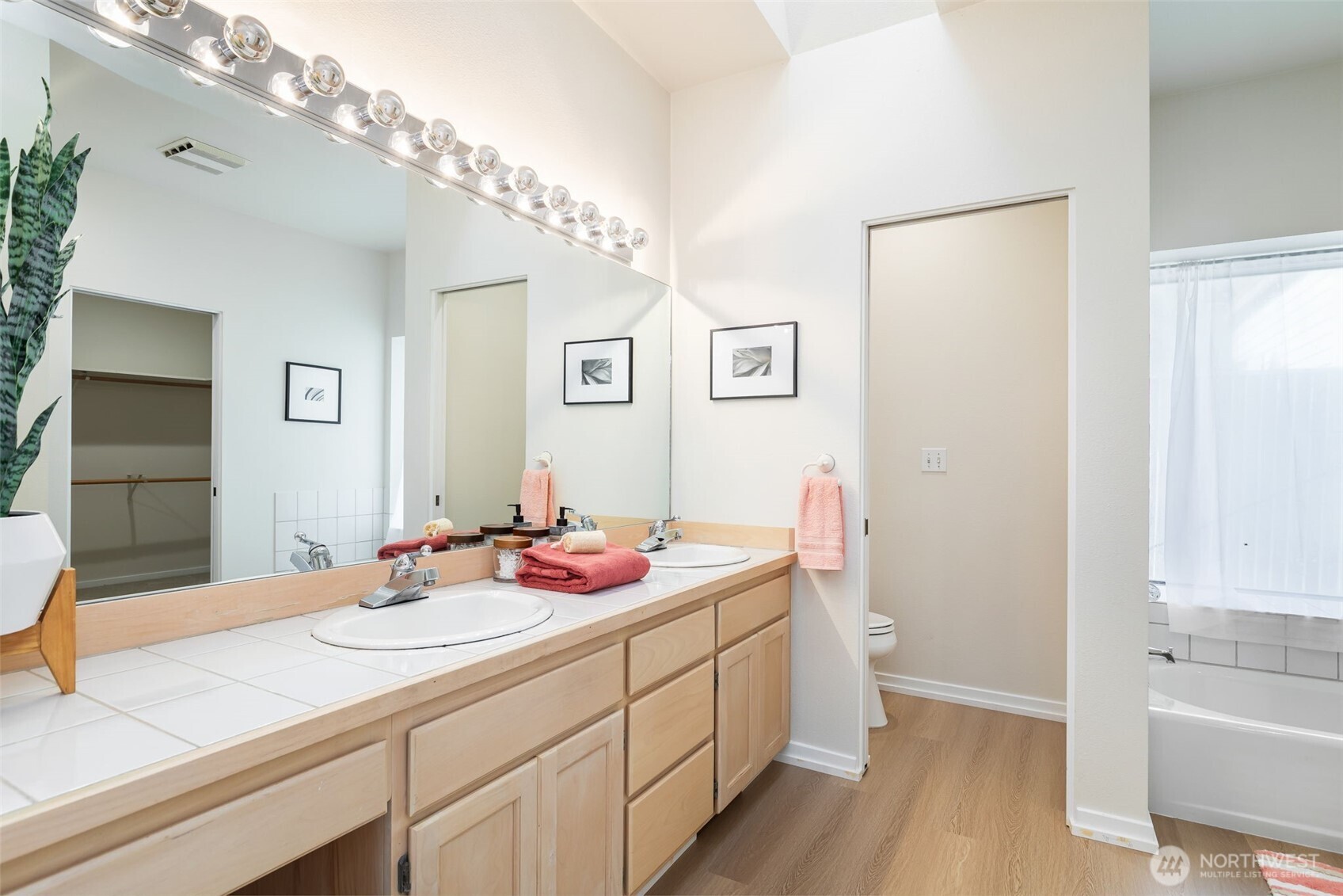 5225 Southwest Jacobsen Road Seattle, WA 98116 - Photo 21 of 36