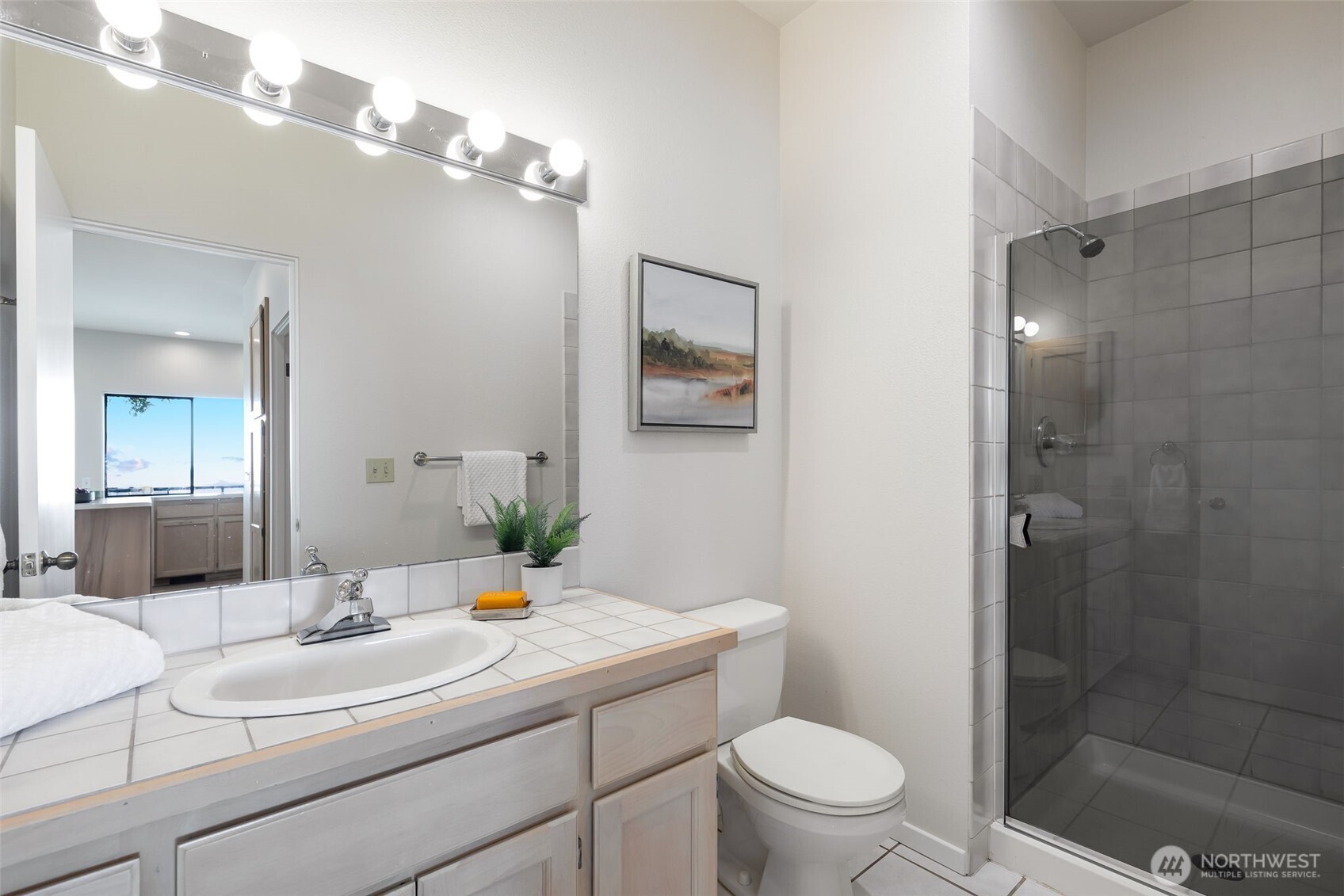 5225 Southwest Jacobsen Road Seattle, WA 98116 - Photo 23 of 36