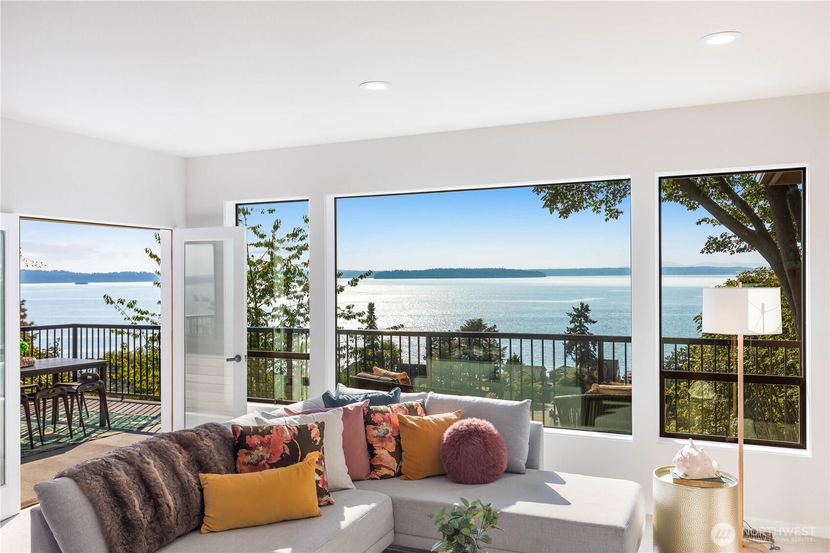 5225 Southwest Jacobsen Road Seattle, WA 98116 - Photo 8 of 36