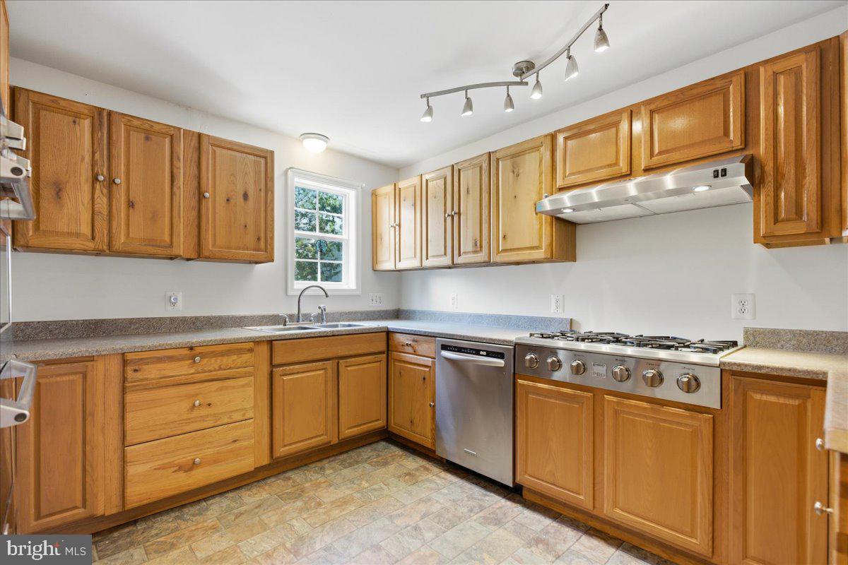 46564 Yorktown Road Lexington Park, MD 20653 - Photo 13 of 43 Spacious Kitchen with 6 Burner Gas Stove