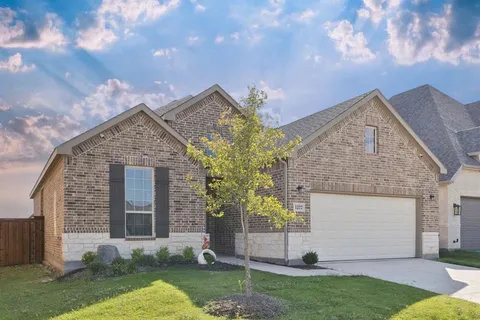 a front view of house with yard