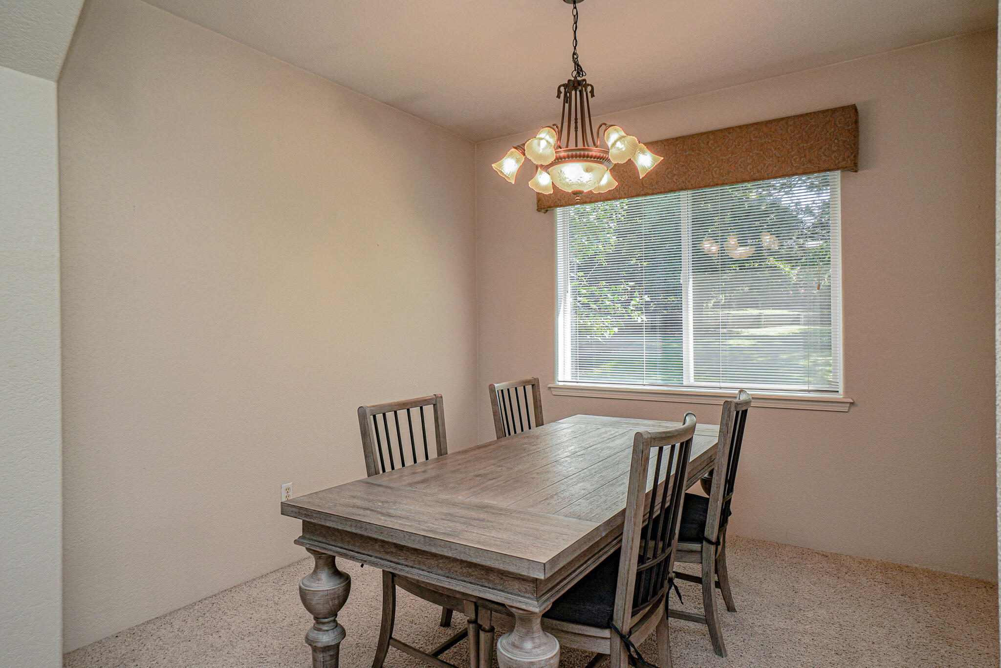 2398 Springbrook Road, Unit 4 Medford, OR 97504 - Photo 8 of 27 dinning