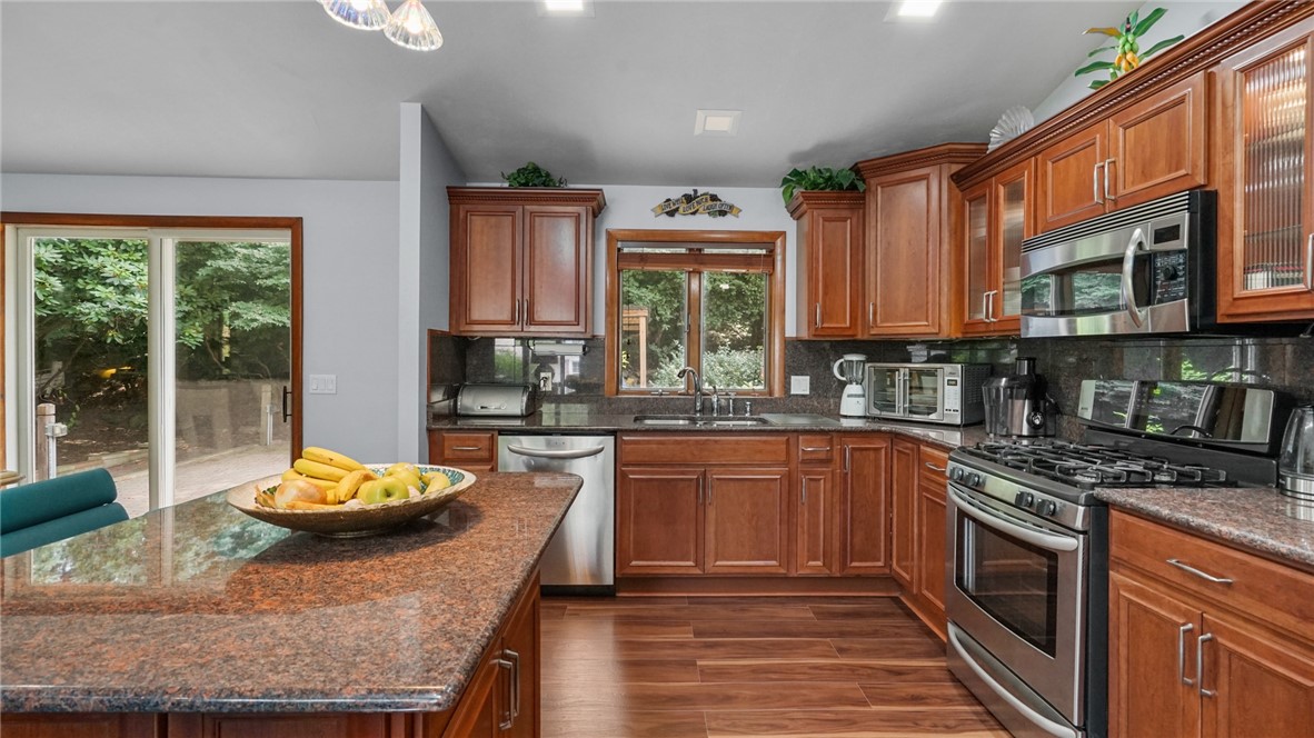 25 Curry Road Cranston, RI 02920 - Photo 8 of 46