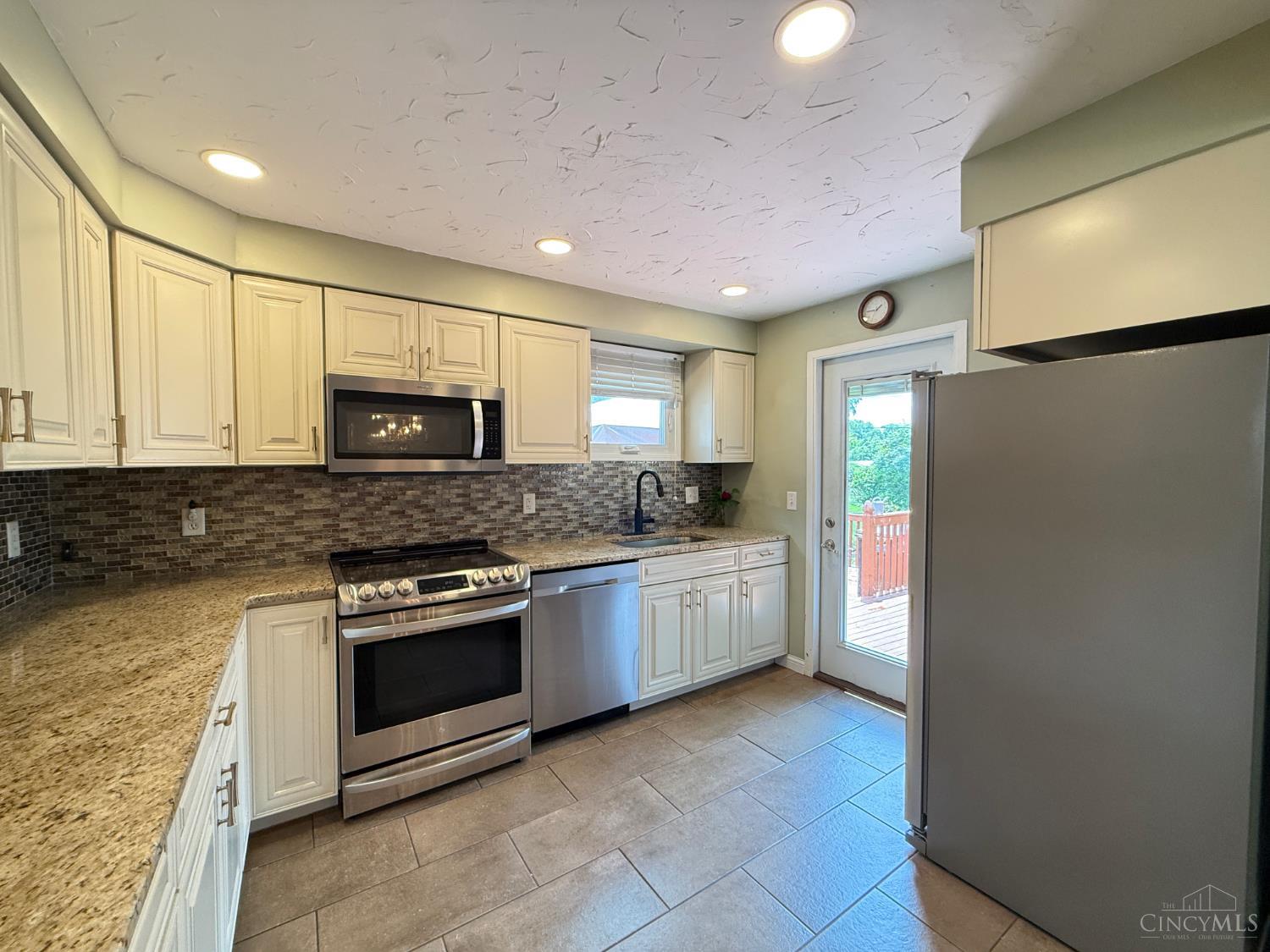 53 Hadley Road Greenhills, OH 45218 - Photo 4 of 28