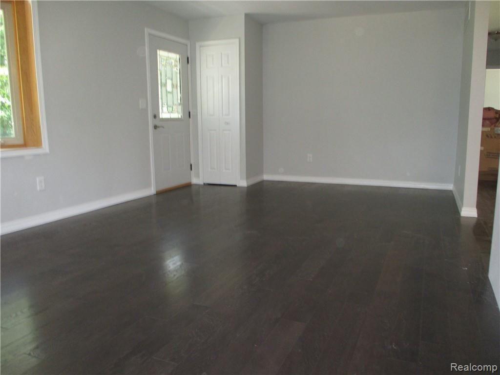 16017 Cavanaugh Lake Road Chelsea, MI 48118 - Photo 3 of 27 Living Room