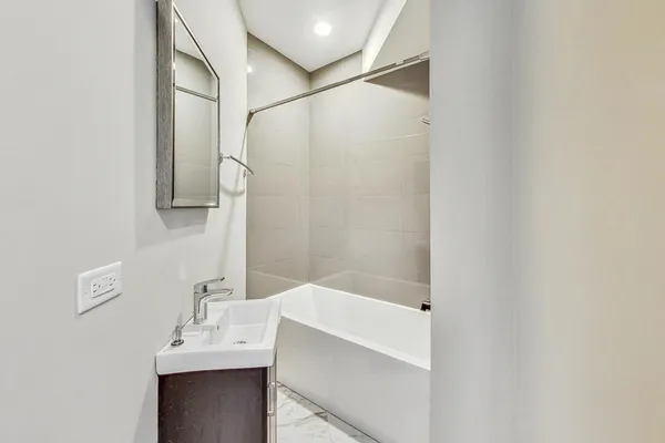 $3,600 | 2131 West Ohio Street, Unit 3, Chicago, IL 60612