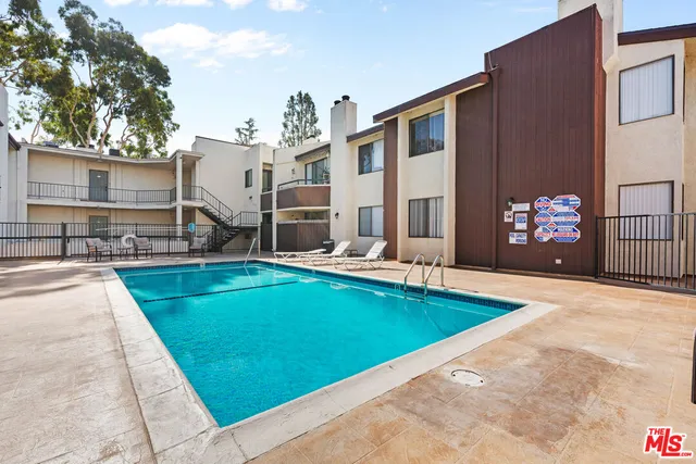 $559,000 | 6323 Reseda Boulevard, Unit 6, Tarzana, CA 91335