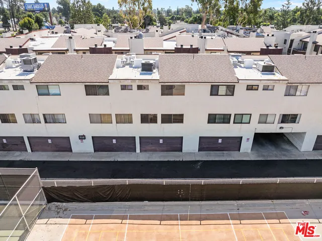 $559,000 | 6323 Reseda Boulevard, Unit 6, Tarzana, CA 91335