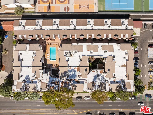 $559,000 | 6323 Reseda Boulevard, Unit 6, Tarzana, CA 91335