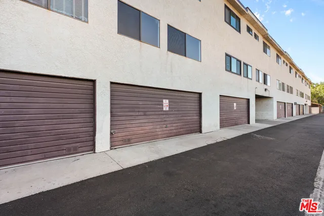 $559,000 | 6323 Reseda Boulevard, Unit 6, Tarzana, CA 91335