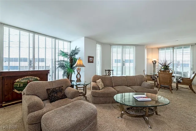 $3,000 | 2877 Paradise Road, Unit 906, Las Vegas, NV 89109