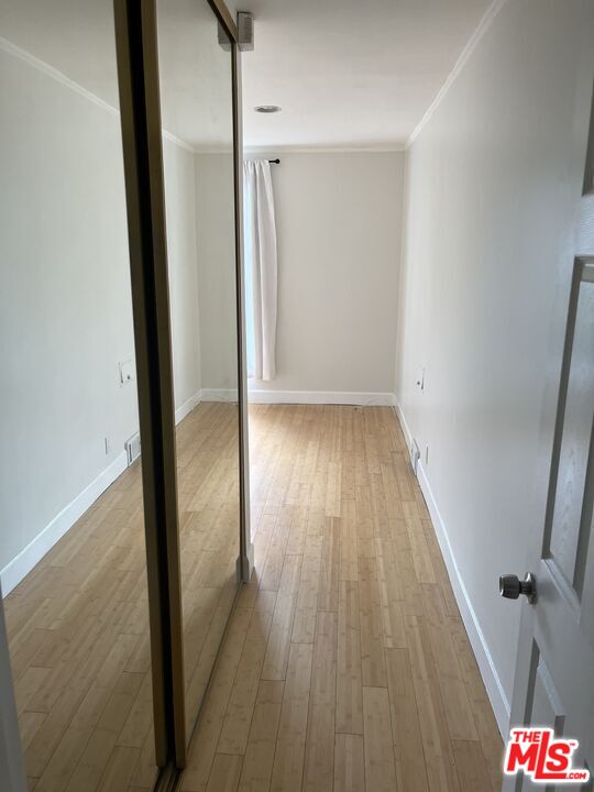 101 North La Peer Drive Los Angeles, CA 90048 - Photo 20 of 33 wooden floor in a gallery