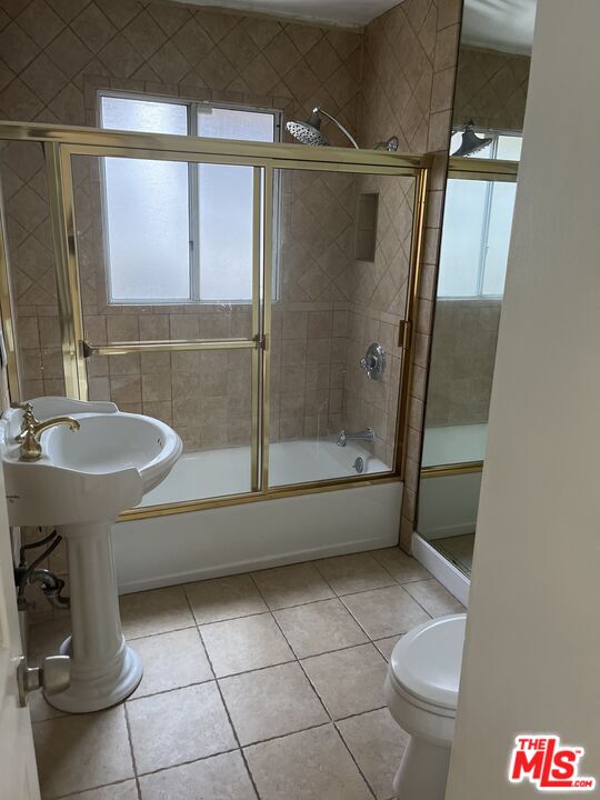 101 North La Peer Drive Los Angeles, CA 90048 - Photo 21 of 33 a bathroom with a sink toilet and shower