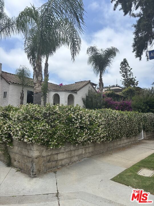 101 North La Peer Drive Los Angeles, CA 90048 - Photo 30 of 33 a front view of a house with a yard