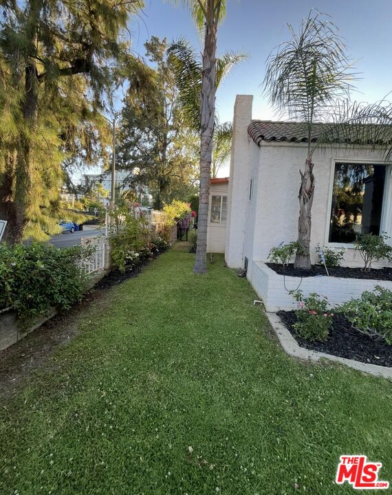101 North La Peer Drive Los Angeles, CA 90048 - Photo 3 of 33 a front view of a house with a yard