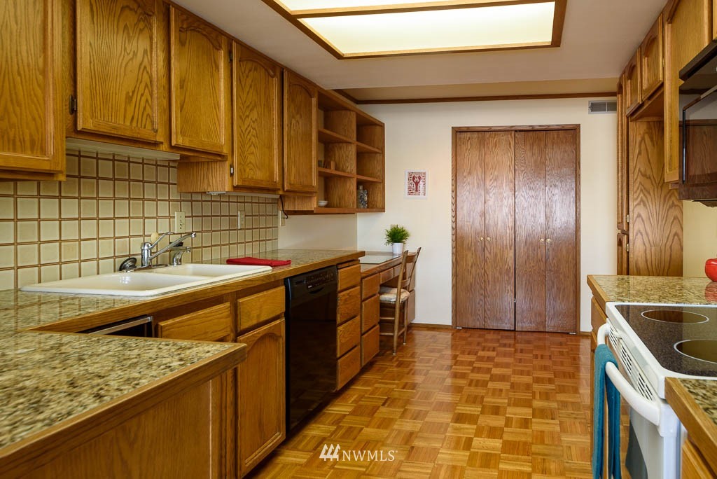 3100 West Commodore Way, Unit 206 Seattle, WA 98199 - Photo 11 of 25 Gallery Image 11