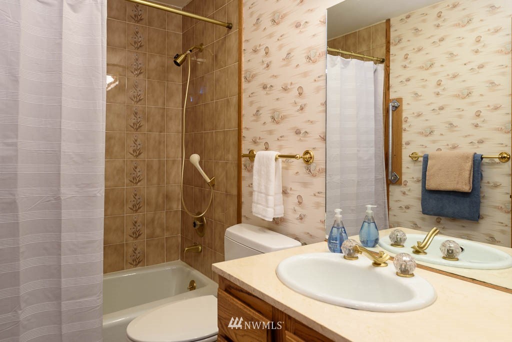 3100 West Commodore Way, Unit 206 Seattle, WA 98199 - Photo 18 of 25 Gallery Image 18