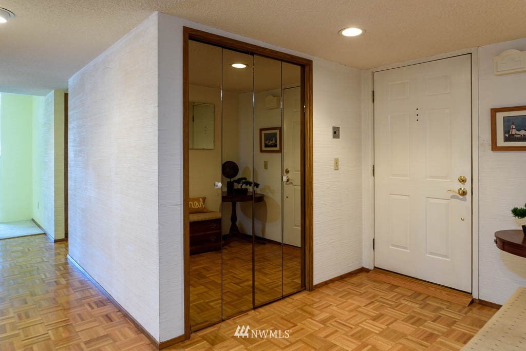 3100 West Commodore Way, Unit 206 Seattle, WA 98199 - Photo 3 of 25 Gallery Image 3