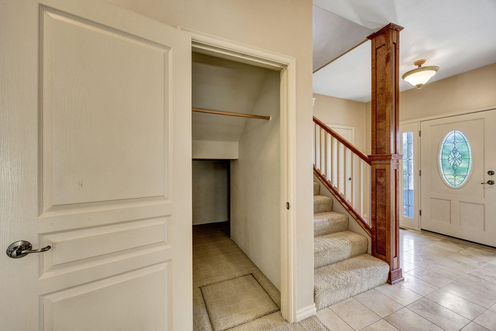 523 Ridgeway Avenue Central Point, OR 97502 - Photo 13 of 68 a view of an entryway with staircase