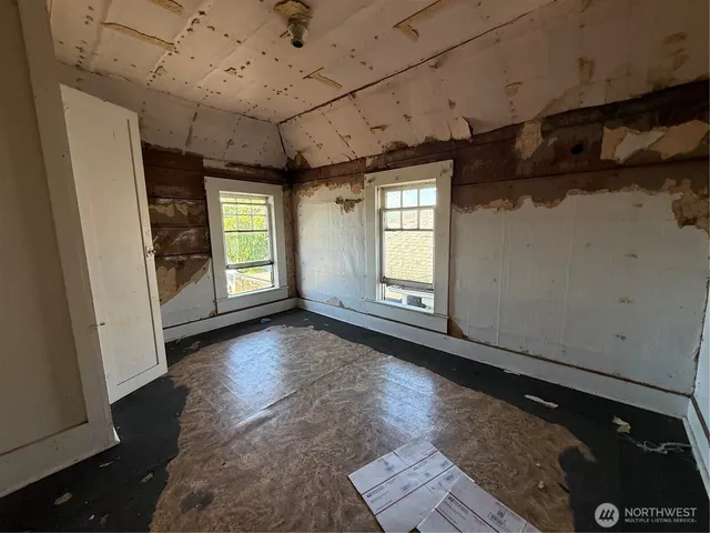 a view of house with yard and garage
