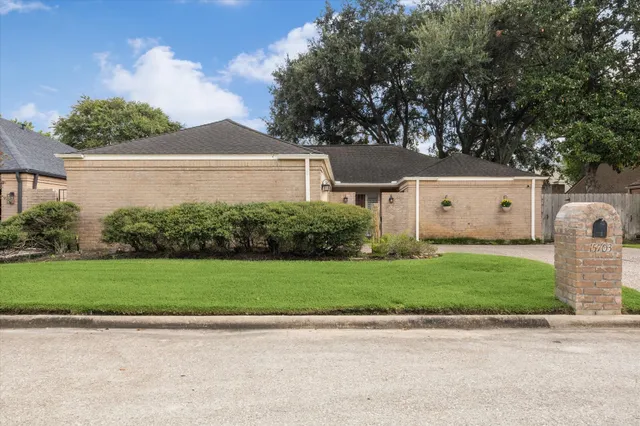 $2,600 | 15703 Whitewater Lane, Houston, TX 77079