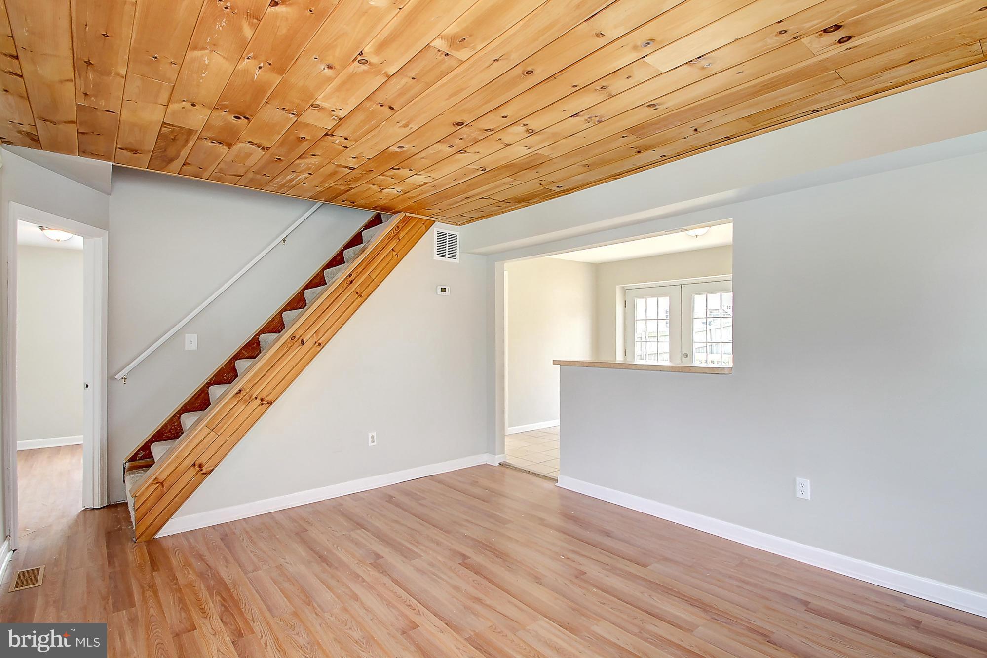 810 North Point Road Baltimore, MD 21224 - Photo 3 of 30 Living Room