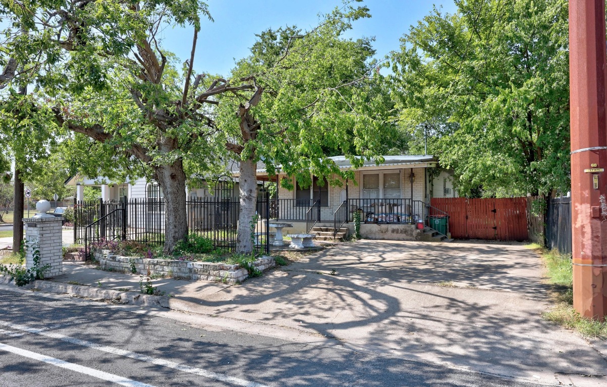 2909 East 5th Street Austin, TX 78702 - Photo 3 of 20 a backyard of a house with table and chairs