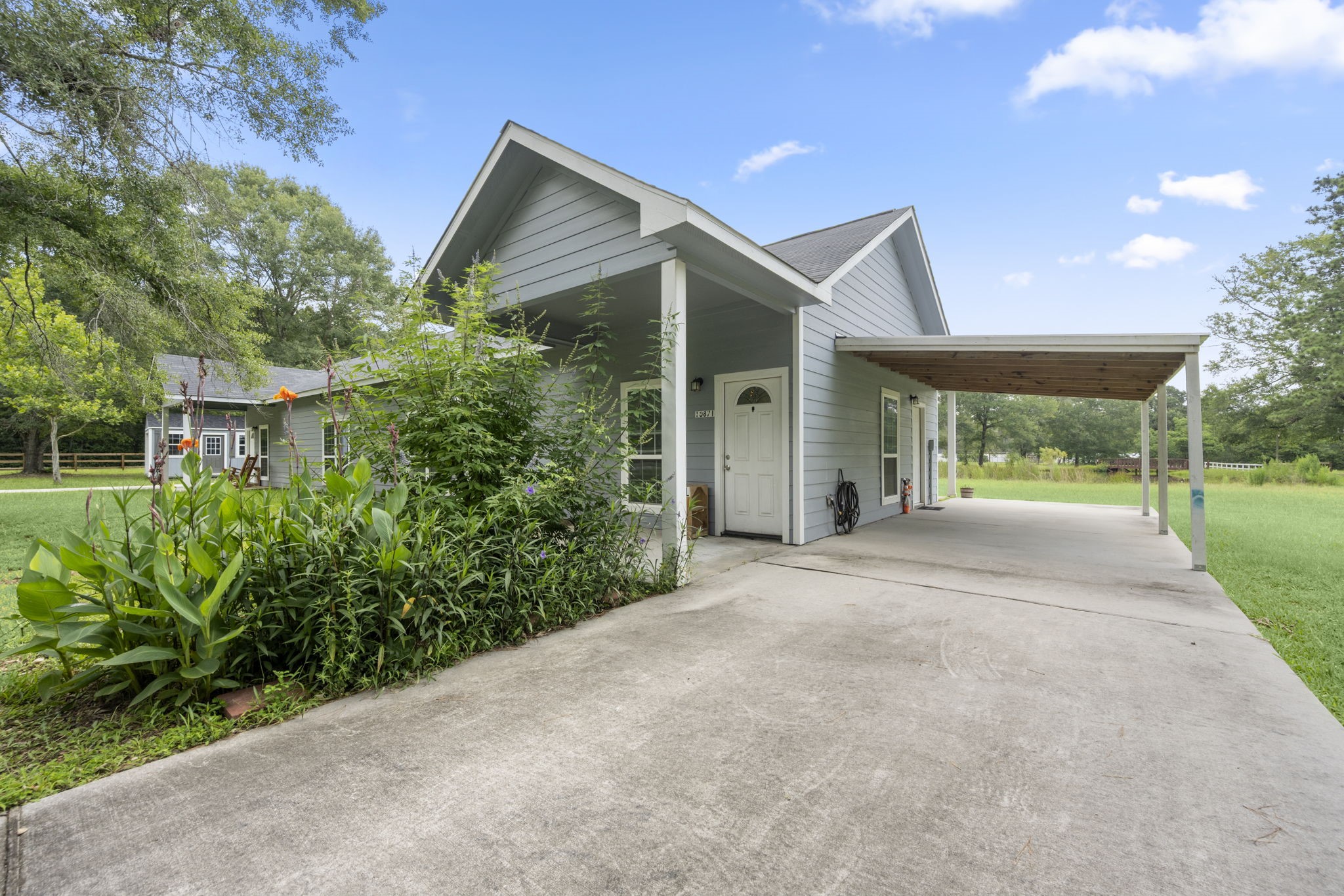 10871 Coaster Lane Conroe, TX 77306 - Photo 15 of 37 Covered parking.