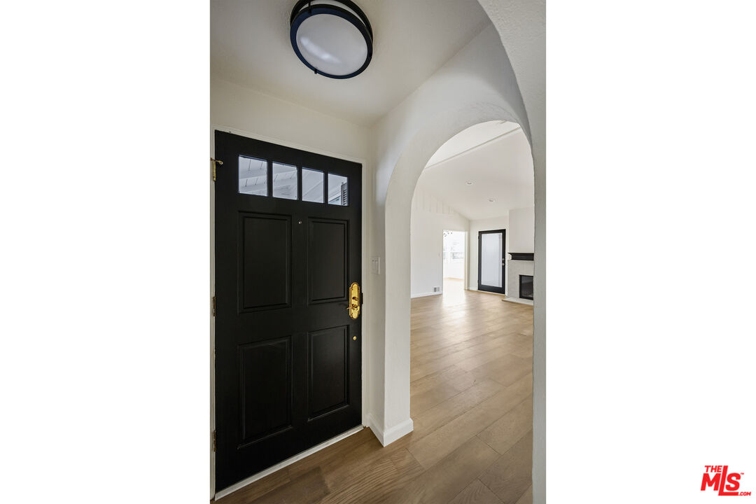 12153 Maxwellton Road Studio City, CA 91604 - Photo 7 of 48