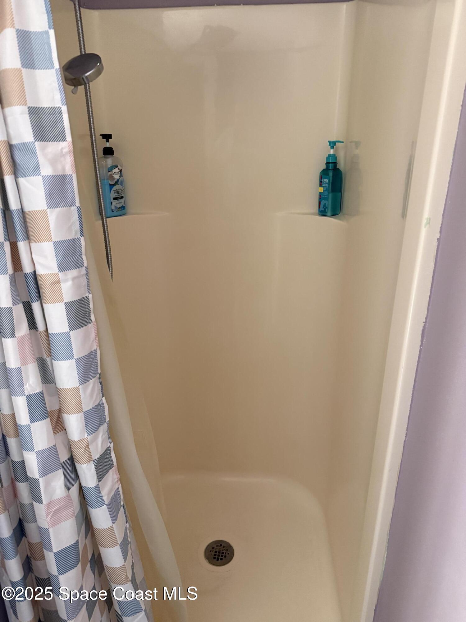 649 Waterside Road Southeast Palm Bay, FL 32909 - Photo 14 of 24 a bathroom with a bathtub