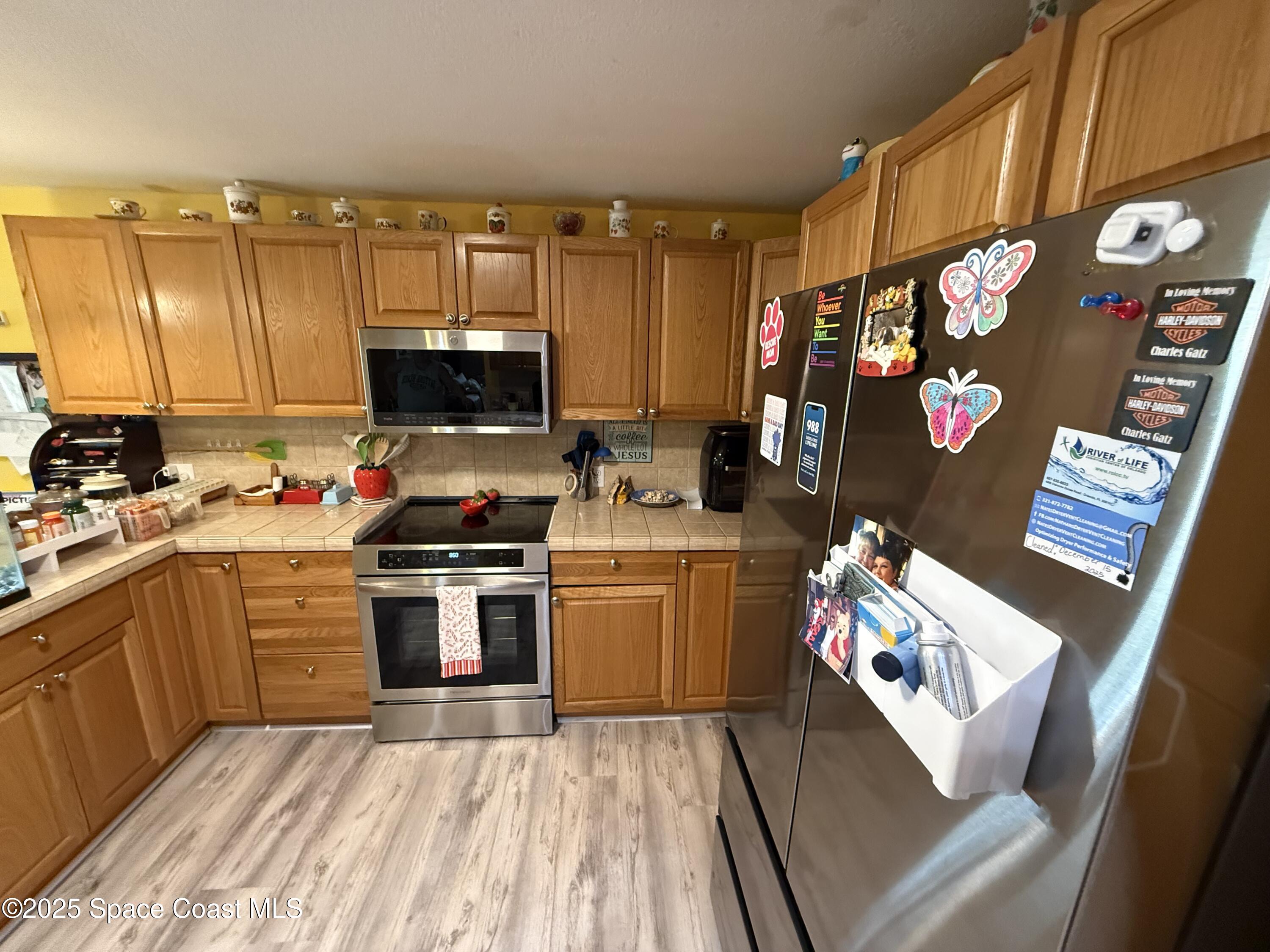 649 Waterside Road Southeast Palm Bay, FL 32909 - Photo 6 of 24 a kitchen with granite countertop a stove and cabinets