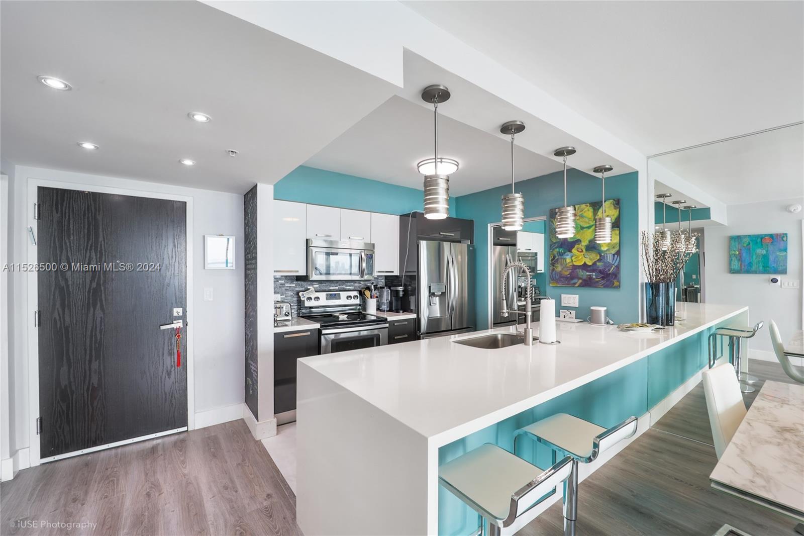 90 Alton Road, Unit 2806 Miami Beach, FL 33139 - Photo 6 of 18 a large kitchen with a table and chairs