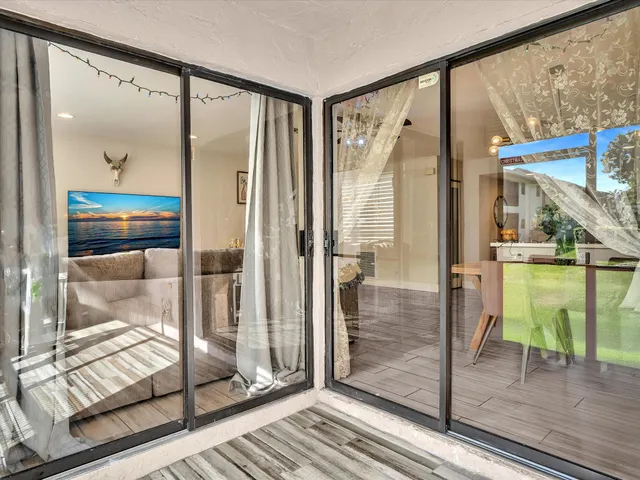 a view of a back yard