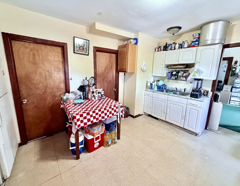 459-461 Armory Street Springfield, MA 01104 - Photo 6 of 8