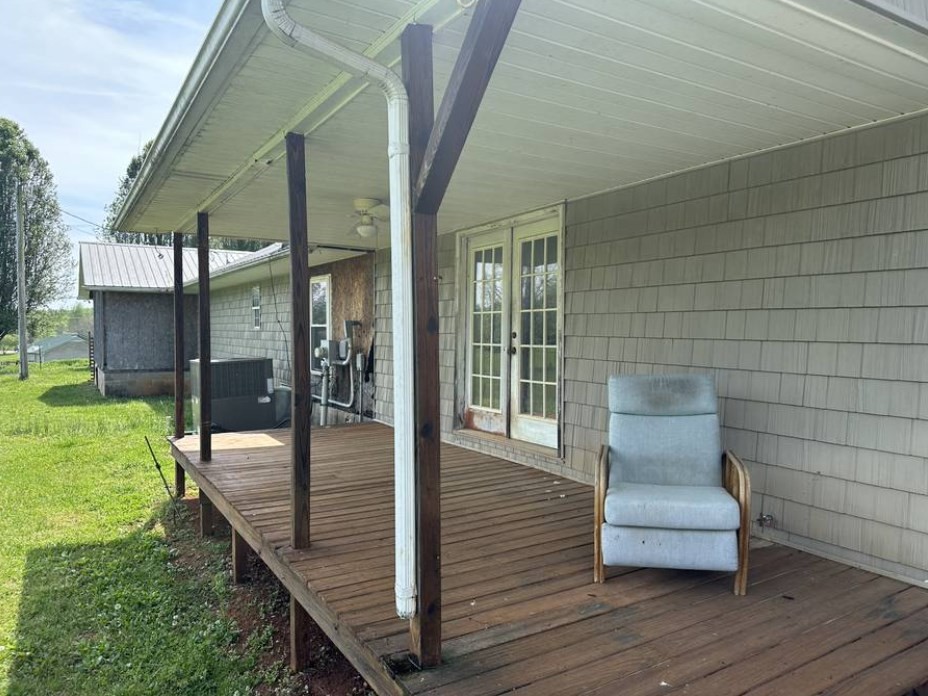 1561 Hickory Valley Road Sparta, TN 38583 - Photo 17 of 20 a balcony with hardwood