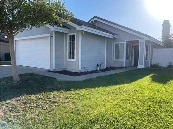 $2,950 | 11422 Citrus Glen Lane, Fontana, CA 92337