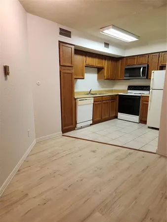 $800 | 9813 Walnut Street, Unit 104, Dallas, TX 75243