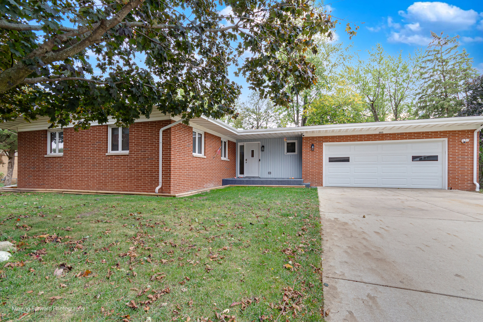 a view of a house with a yard