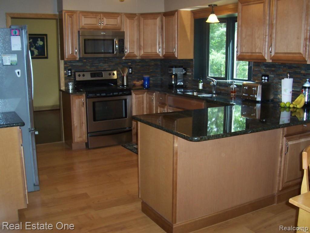 5735 Becker Drive Rochester, MI 48306 - Photo 14 of 39 009.jpg