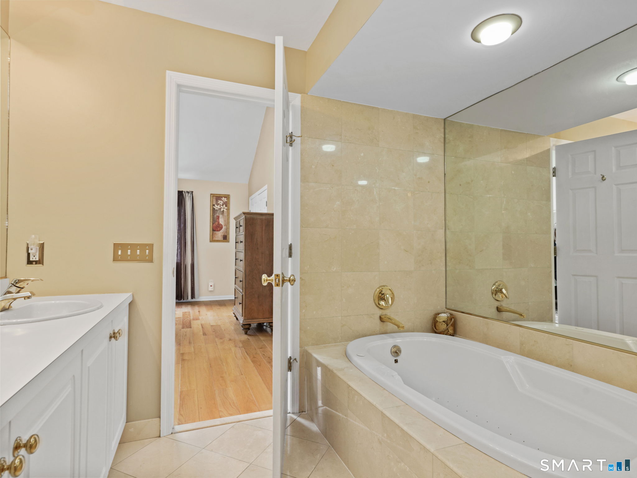180 Turn Of River Road, Unit 13A Stamford, CT 06905 - Photo 21 of 40