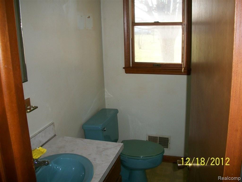 49101 Card Road Macomb, MI 48044 - Photo 11 of 18 2nd bath.jpg